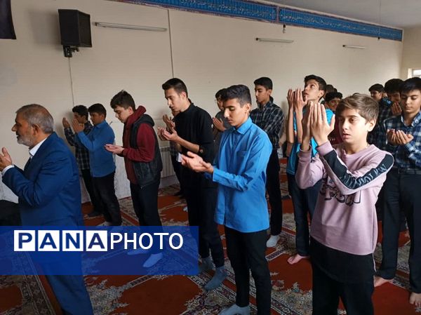 برپایی نماز جماعت ظهر و عصر در آموزشگاه شهید رجایی یک بجنورد