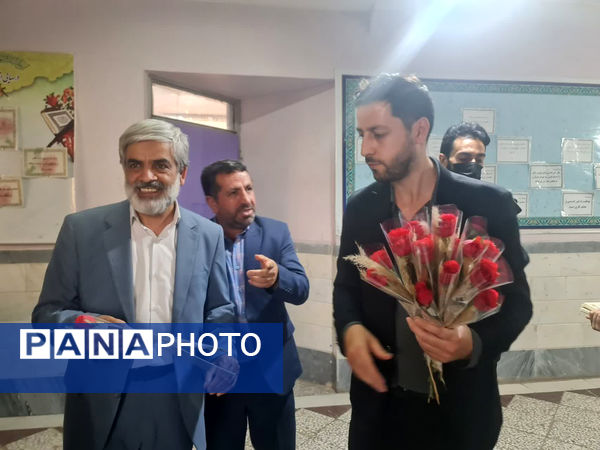 تقدیر مدیر آموزش و پرورش ناحیه 2 قم از معلمان دبیرستان سید احمد فاتحی یک 