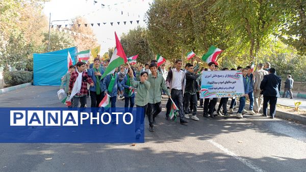 دانش‌آموزان با حضور در راهپیمایی ۱۳ آبان تنفر خود را نسبت به شیاطین امروزی نشان دادند