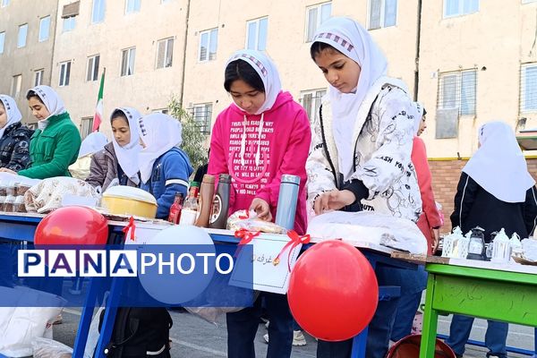 برپایی بازارچه کسب‌و‌کار در مدرسه شهدای پانزده خرداد قرچک