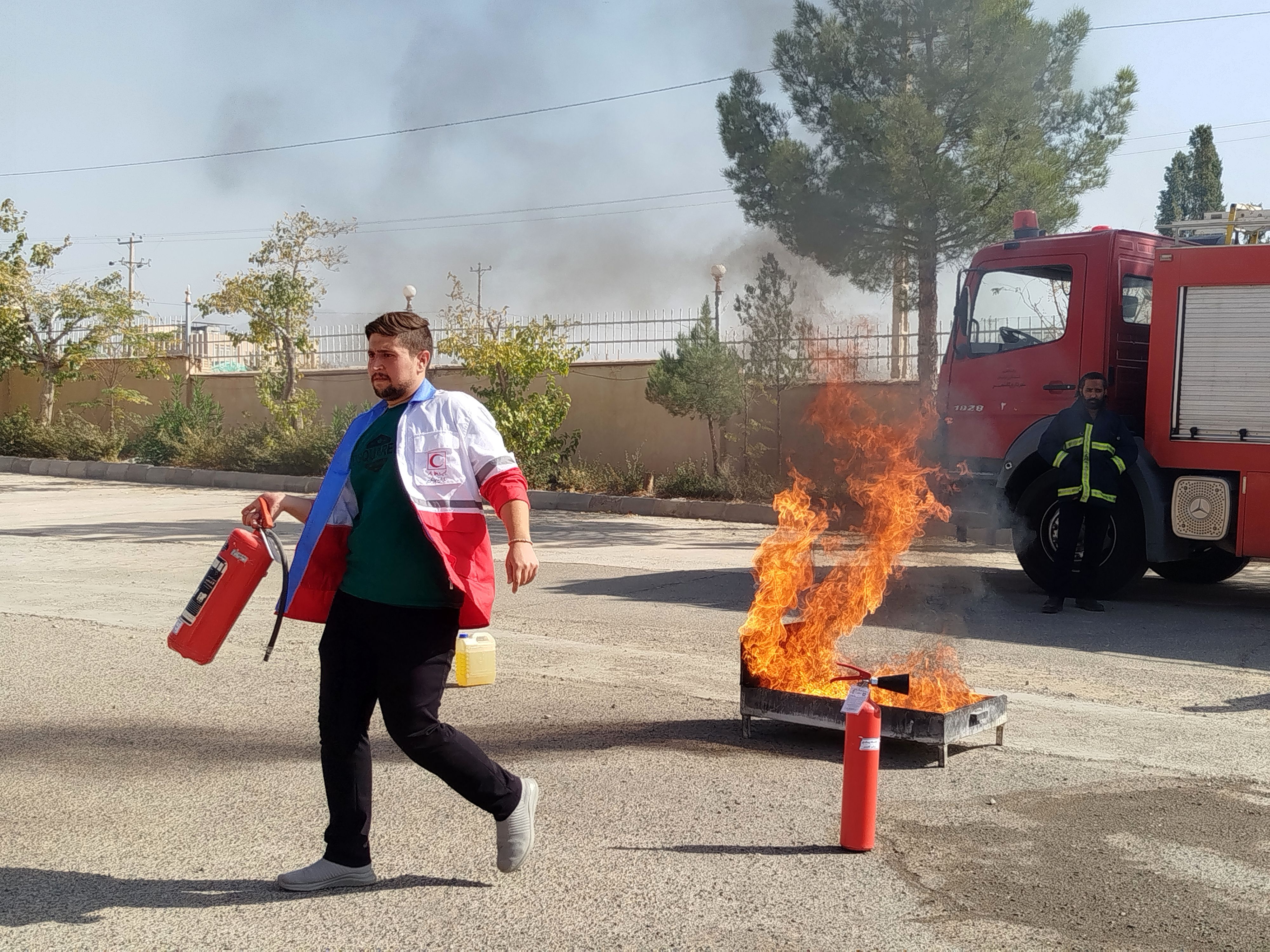 مانور آتش نشانی به مناسبت هفته پدافند غیر عامل در دانشگاه پیام نور کاشمر