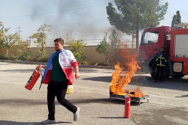 مانور آتش نشانی به مناسبت هفته پدافند غیر عامل در دانشگاه پیام نور کاشمر