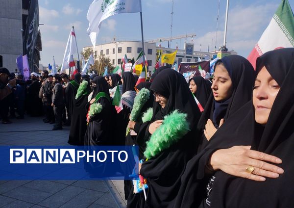 راهپیمایی ۱۳ آبان در میدان شهدا مشهد