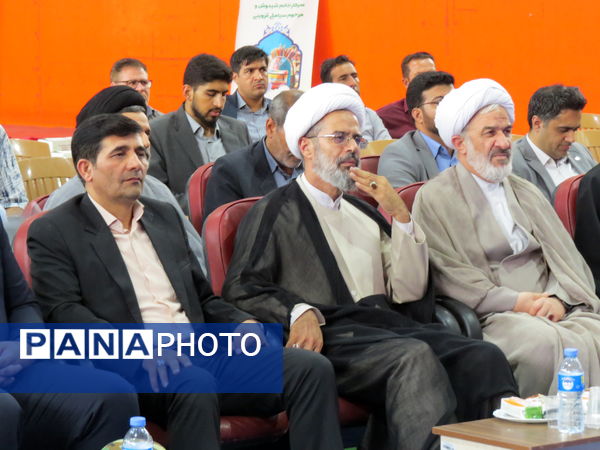 توزیع ۱۵ هزار پک لوازم التحریر کمیته امداد بین دانش‌آموزان نیازمند