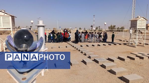 بازدید دانش‌آموزان پایه دوم دبستان حضرت جوادالائمه(ع) از مرکز هواشناسی یزد