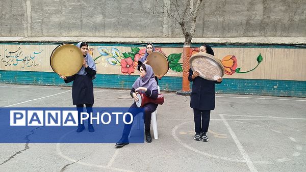 جشن روز مادر و جشنواره کیک و دسر در دبیرستان دخترانه دانشور ۲ 
