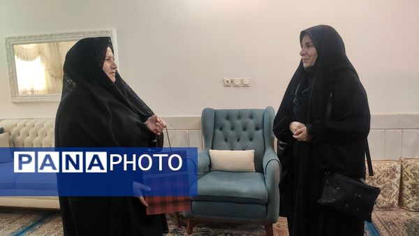 دیدار دانش‌آموزان  دبیرستان۲۲ بهمن با همسر شهید جانباز شیمیایی  شهرضا 