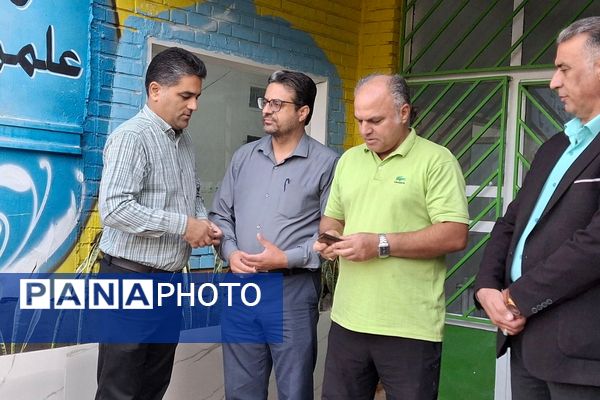 تجلیل دبیرستان شهید قمی از پدران مسئول در نیروی انتظامی و آتش‌نشانی