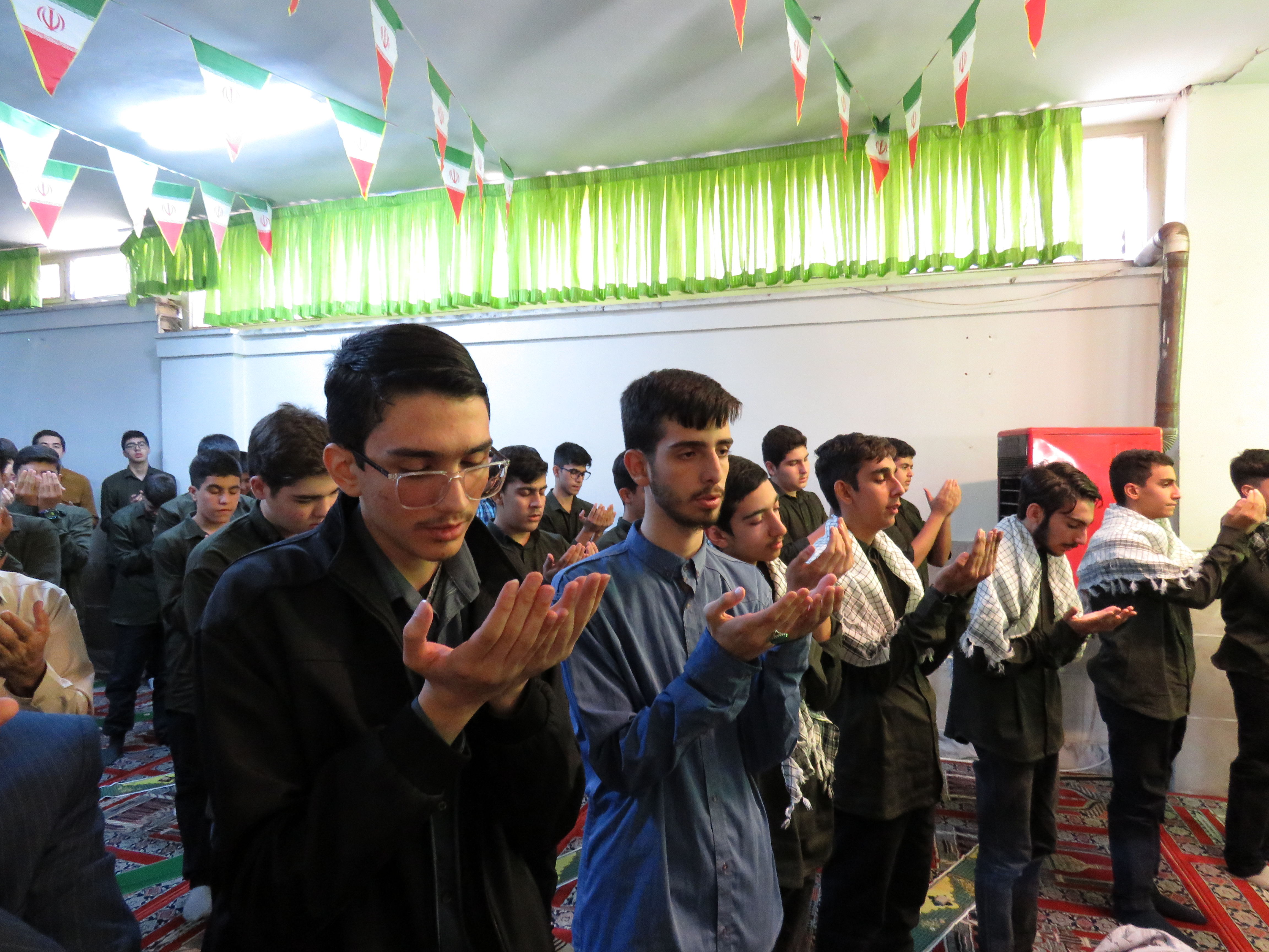 زنگ نماز متمرکز استانی در دبیرستان شهید پناهی ناحیه 3 کرج  نواخته شد