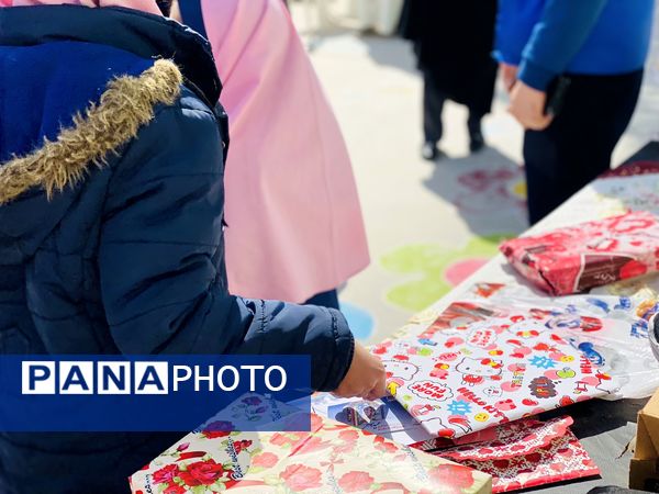 نواختن زنگ جشن نیکوکاری در دبستان زینب قهرمانی مه ولات