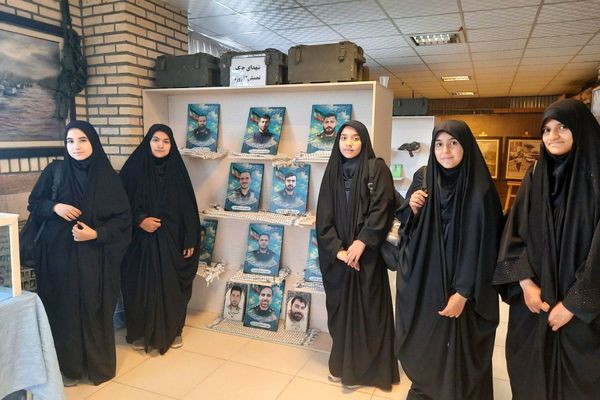 اجرای طرح «لاله‌های روشن» در دبیرستان هیات امنایی فرزانگان با هدف ترویج فرهنگ ایثار