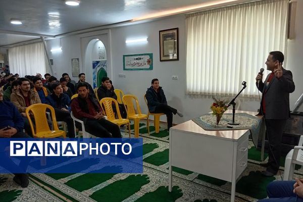 جلسه تجربه گردانی با قبول شدگان کنکور سراسری در دبیرستان نمونه آیت‌الله خامنه‌ای