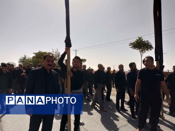 مراسم سینه زنی و علم گردانی اهالی روستای نقاب در امامزاده سید حسن روستای میرآباد