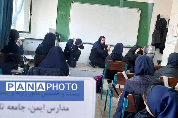 بیست و هفتمین مانور سراسری زلزله و ایمنی در دبیرستان دخترانه فرزانگان شهرقدس با شعار  مدرسه ایمن‌، جامعه تاب آور 