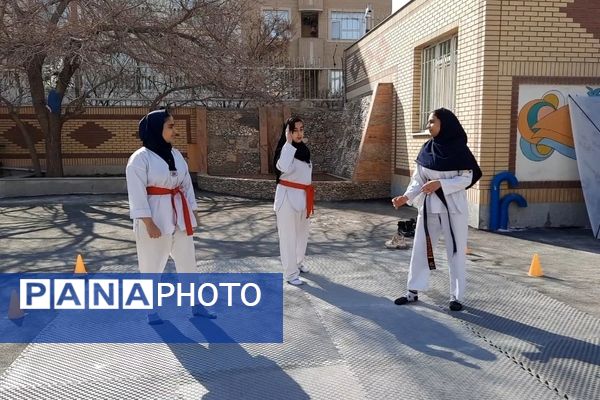 اولین نمایشگاه ماها در دبیرستان فرزانگان ۲ دوره دوم ناحیه ۷ مشهد