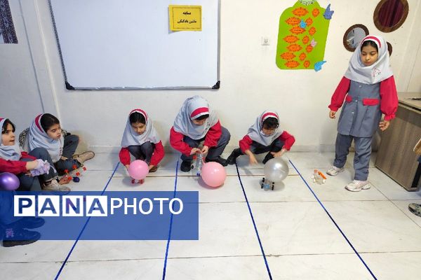 رقابت هیجان انگیز ماشین های بادکنکی در دبستان سارا شهرستان ملارد