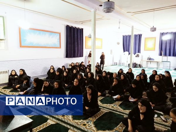 تبادل تجربه برترین‌های کنکور کاشمر در دبیرستان فاطمیه