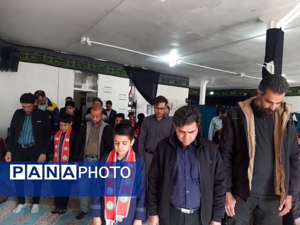 نماز پدر پسری در مدرسه دکتر توسلی