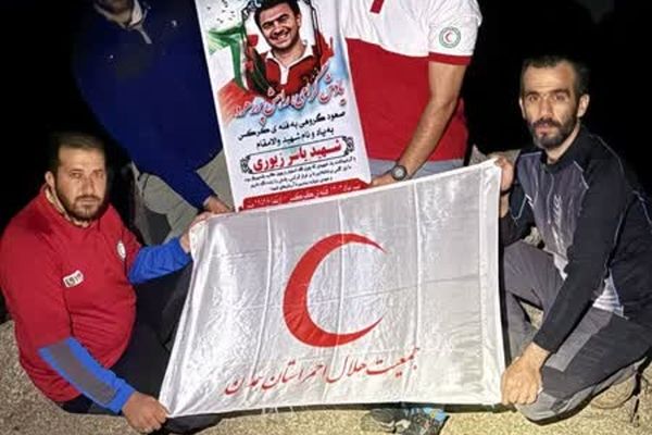 صعود شبانه نجاتگران اسدآباد به قله کرکس به یاد شهید یاسر زیوری