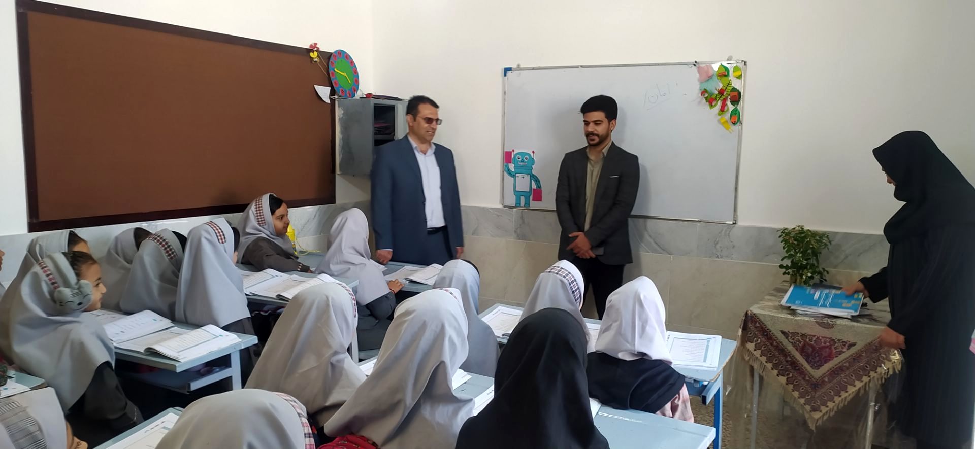 بازدید مسئولین آموزش و پرورش از دبستان دخترانه شهید نجفی فدافن