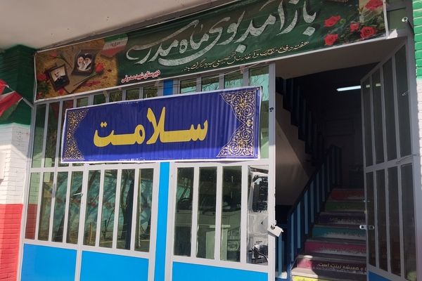 برپایی میز خدمت‌رسانی درمانی در دبیرستان شهید صدوقی با همکاری نهادهای جهادی