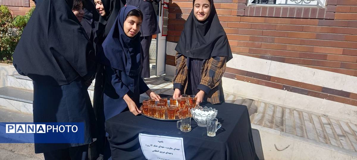  ایستگاه صلواتی به یاد شهدای نیروی انتظامی در دبیرستان فرهنگ