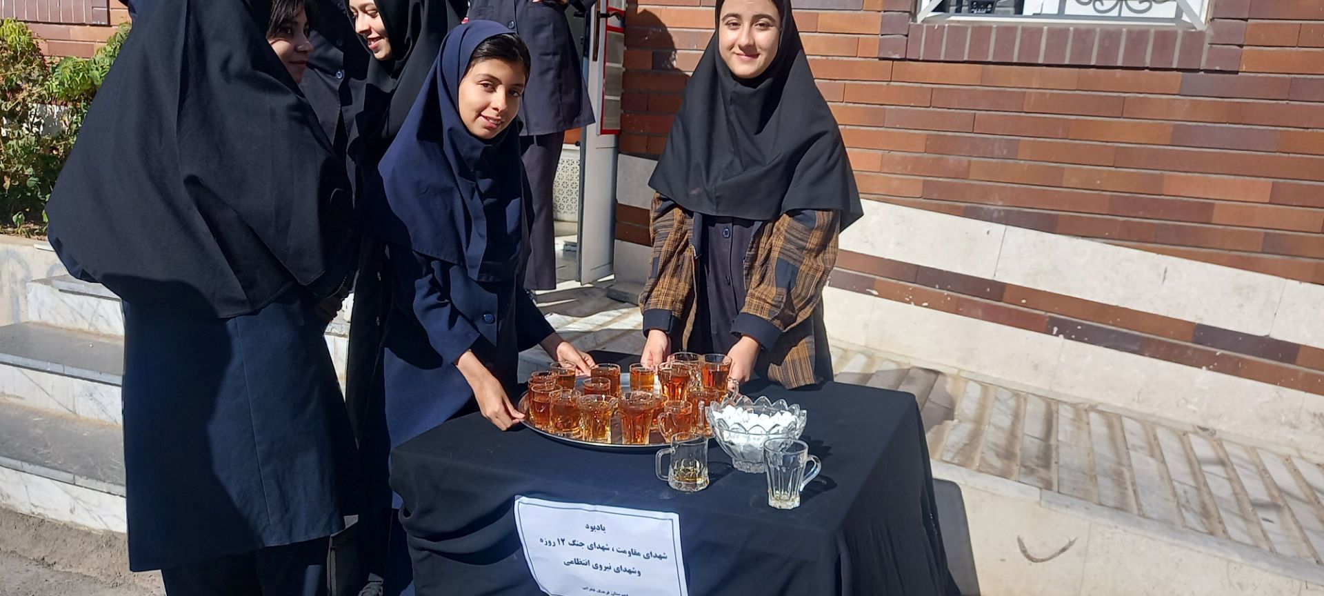  ایستگاه صلواتی به یاد شهدای نیروی انتظامی در دبیرستان فرهنگ