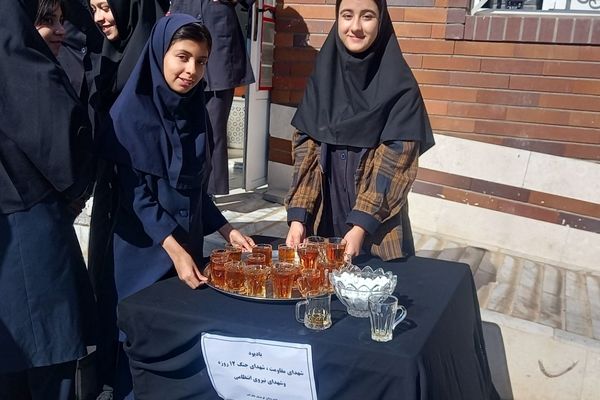  ایستگاه صلواتی به یاد شهدای نیروی انتظامی در دبیرستان فرهنگ