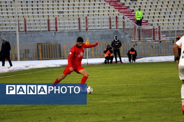 بازی تراکتور و ملوان در تبریز