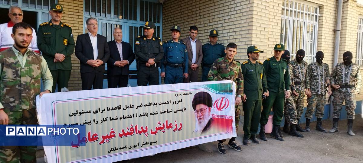 دانش‌آموزان ملکان در خط مقدم ایمنی؛ اجرای مانور پدافند غیرعامل در مدرسه امام حسین(ع)