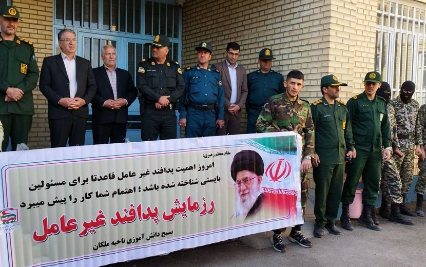 دانش‌آموزان ملکان در خط مقدم ایمنی؛ اجرای مانور پدافند غیرعامل در مدرسه امام حسین(ع)