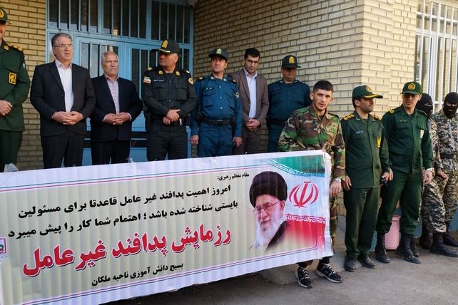 دانش‌آموزان ملکان در خط مقدم ایمنی؛ اجرای مانور پدافند غیرعامل در مدرسه امام حسین(ع)