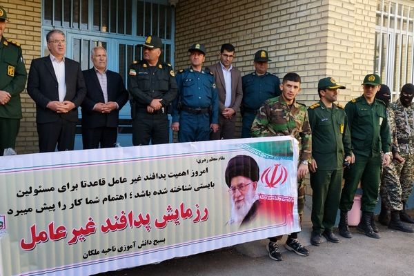 دانش‌آموزان ملکان در خط مقدم ایمنی؛ اجرای مانور پدافند غیرعامل در مدرسه امام حسین(ع)