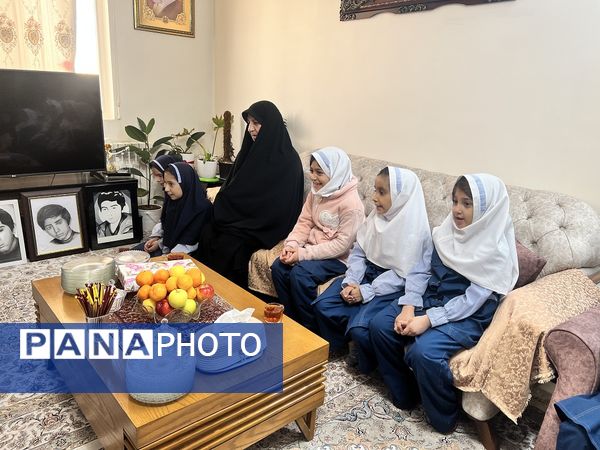 دیدار دانش‌آموزان دبستان المهدی ناحیه 2 کرج با خانواده دانش‌آموز شهید رضا پناهی