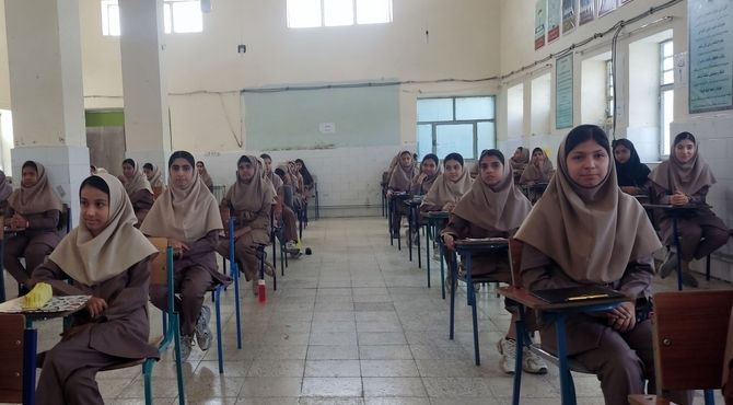 امتحان پایانی در دبیرستان نمونه دولتی آسیه حاجی‌آباد 