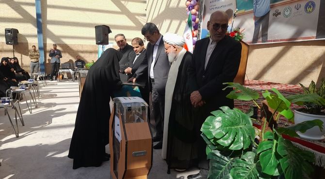 برگزاری جشن عاطفه‌ها در دبیرستان‌ دخترانه‌ شهید پاک‌نژاد