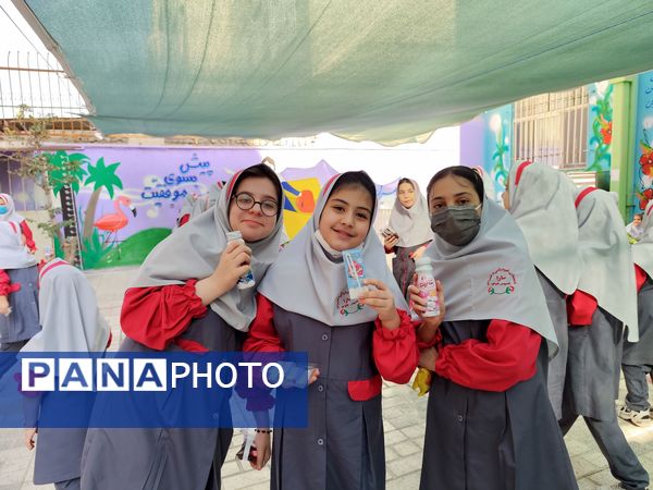 نواختن زنگ شیر در دبستان سارا شهرستان ملارد به‌مناسبت روز جهانی پوکی استخوان