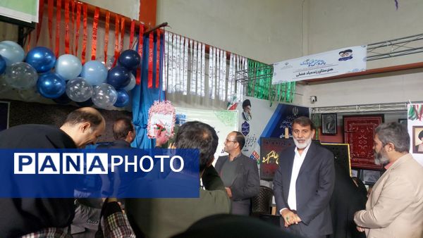 نمایشگاه هفته پژوهش در دبیرستان احمدی روشن شهرستان فردیس