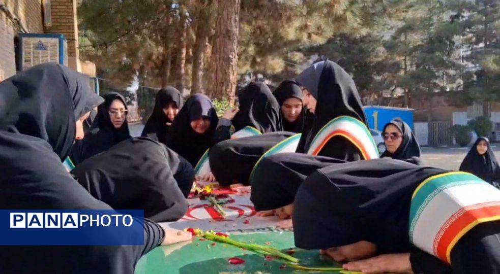 عطر شهادت در کلاس درس ؛ دانش آموزان شاهد وصال میزبان شهید گمنام شدند