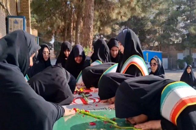 عطر شهادت در کلاس درس ؛ دانش آموزان شاهد وصال میزبان شهید گمنام شدند