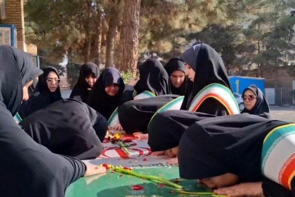 عطر شهادت در کلاس درس ؛ دانش آموزان شاهد وصال میزبان شهید گمنام شدند