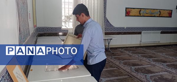نمایشگاه خوشنویسی در دبیرستان استعدادهای درخشان شهید بهشتی دوره اول کاشمر
