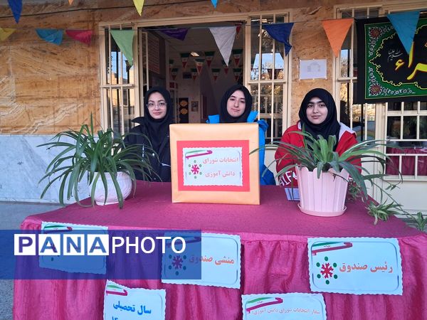 شور و نشاط دانش‌آموزان مدرسه حضرت معصومه (س) ناحیه 4 کرج در انتخابات شورای دانش‌آموزی