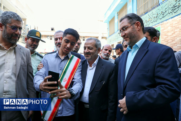 اقامه اذان و نماز با شعار «مِهر با مُهر» با حضور وزیر آموزش و پرورش