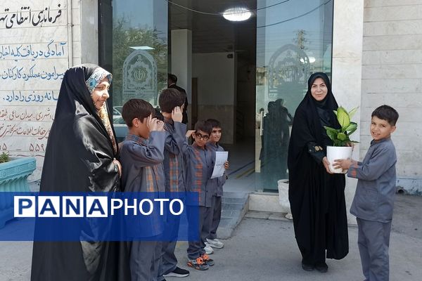تقدیر دانش‌آموزان مدارس منطقه کهریزک از فرماندهان انتظامی کلانتری ۱۷۰ کهریزک و ۱۷۵ باقرشهر 