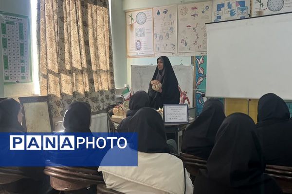 بازدید دانش‌آموزان فیروزکوهی از پژوهش‌سرای شهدای هسته‌ای 