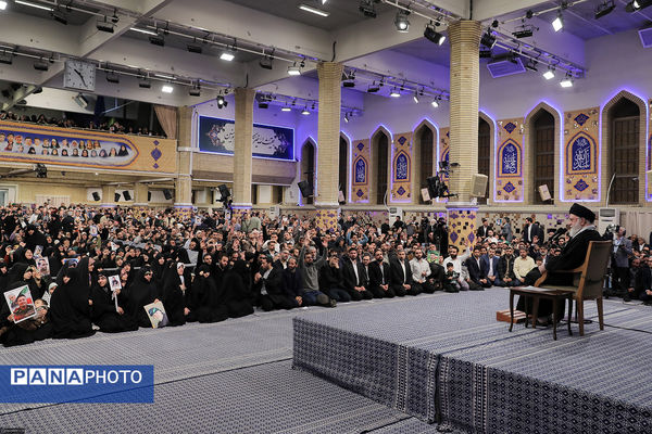 دیدار خانواده شهدای اقتدار با رهبر انقلاب در روز میلاد امیرالمومنین علیه‌السلام