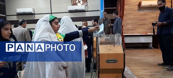 جشن عاطفه‌ها در آموزش و پرورش ناحیه ۲ خرم‌آباد