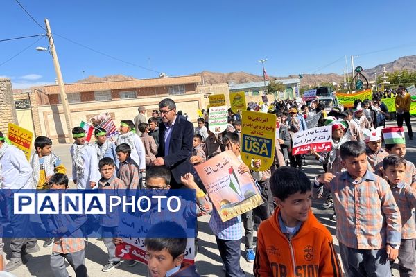 حضور حماسی دانش‌آموزان در راهپیمایی باشکوه ۱۳ آبان ماه در سورمق