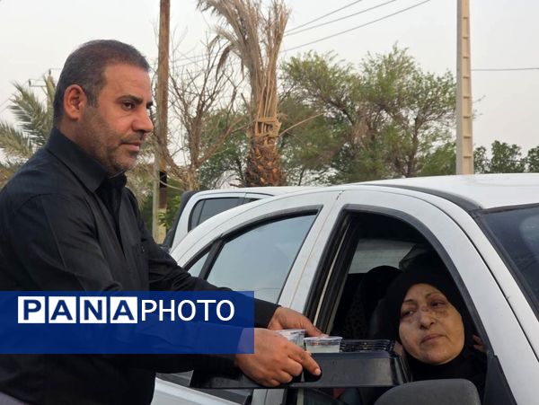 خدمت‌رسانی دانش‌آموزان و فرهنگیان ناحیه‌چهار اهواز به زوار اباعبدالله‌الحسین(ع)